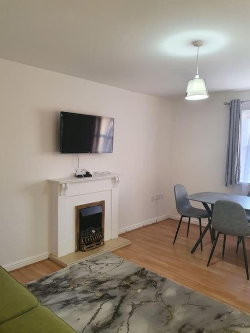 Lovely 2-Bedroom Condo With Indoor Fire Place London Exterior photo